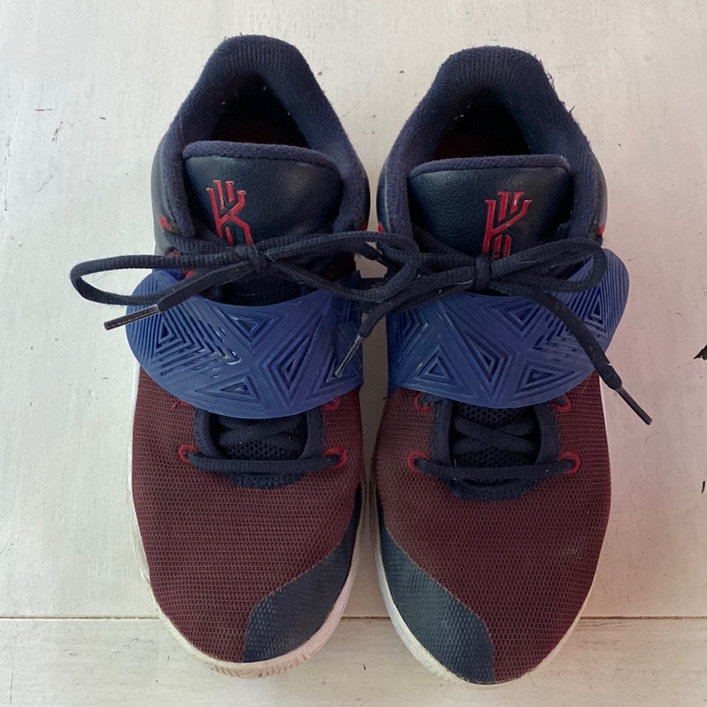 Boys Nike Kyrie Irving Basketball Sneakers Big Boy size 7Y